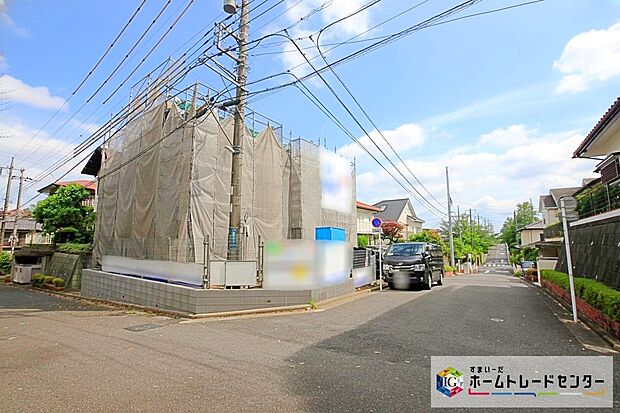 【現地外観写真】閑静な住宅街に立地します☆
前面道路は開放感溢れる５．９９～６ｍ幅！角地ですので陽当り・通風良好です♪