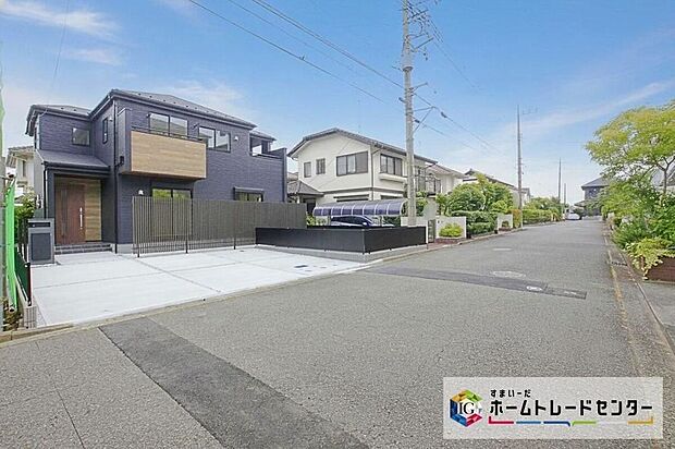 【前面道路含む現地写真】閑静な住宅街に立地します☆前面道路は開放感溢れる６．５ｍ幅、陽当り・通風良好です♪