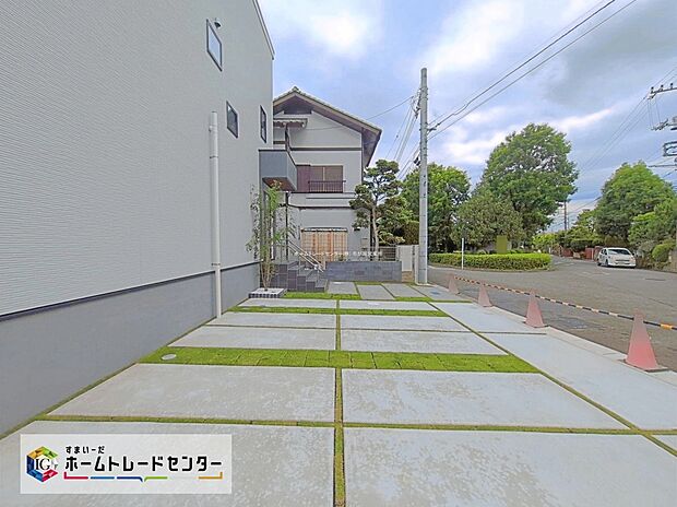【現地外観写真】敷地６１坪超！カースペース並列３台分＆広々お庭スペースございます♪リビング１８．５帖！ファミリークローゼット＆パントリー付、ゆとりの４LDKプランです☆