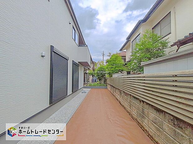【現地外観写真】閑静な住宅街に立地します☆前面道路は開放感溢れる６ｍ幅、陽当り・通風良好です♪
