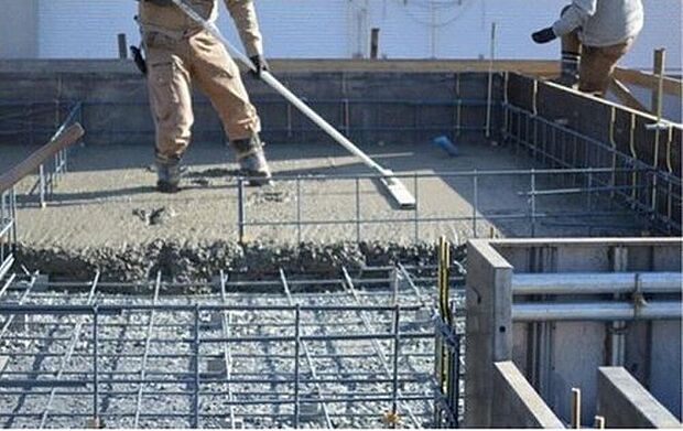 【ベタ基礎】基礎の床面と立ち上がり部分が一体となっており、鉄筋コンクリートでつくられた強固な基礎です。面全体で揺れを抑えつけ建物の荷重を均等に受けられるので、地面に沈み込む力を小さくすることができます。幅は150ｍｍ、高さは400ｍｍ。地面をコンクリートで覆うので地面から上がってくる湿気を防ぎ、シロアリの侵入も防ぎます。
