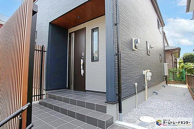 【玄関】屋根付きの玄関ポーチは雨や日差し避けとなります。外出時には余裕をもって傘がさせ、帰宅時にはぬれずに雨粒を落とせます。玄関周りの快適性が高まりますね!