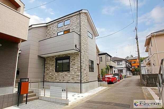 【前面道路含む現地写真】敷地面積31坪!カースペース1台分ございます♪
リビング広々21.5帖!上部ロフト&吹抜付、開放感ございます♪ゆとりの2LDK+2Sプランです♪
