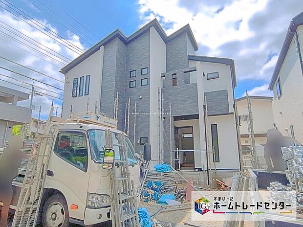 【現地外観写真】敷地面積50坪超!カースペース2台分&広々としたお庭スペースもございます♪