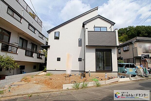 【駐車場】☆　カースペース2台　☆カースペース２台分ございます！家族分の自転車の駐輪スペースとしても勿論、来客用の駐車スペースとしてもお使いいただけます。