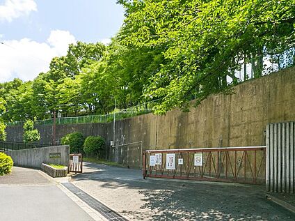 川崎市立南菅中学校 1400m(徒歩18分、自転車8分)