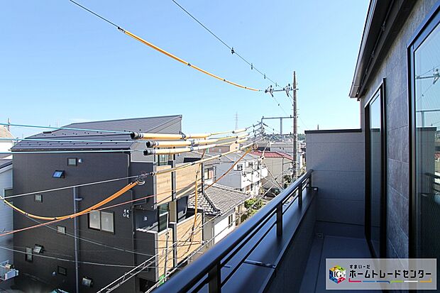 【バルコニー】広々としたバルコニーを設置♪心地よい陽射しや暖かな風を楽しむことが出来ます。洗濯物もカラリと乾きそうですね！