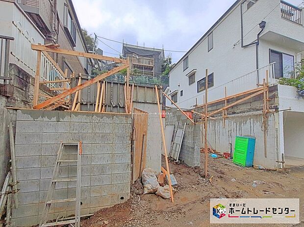 【前面道路含む現地写真】カースペース１台分ございます！リビング１７．２帖！全居室２面採光＆収納完備、３LDK＋Sプランです！