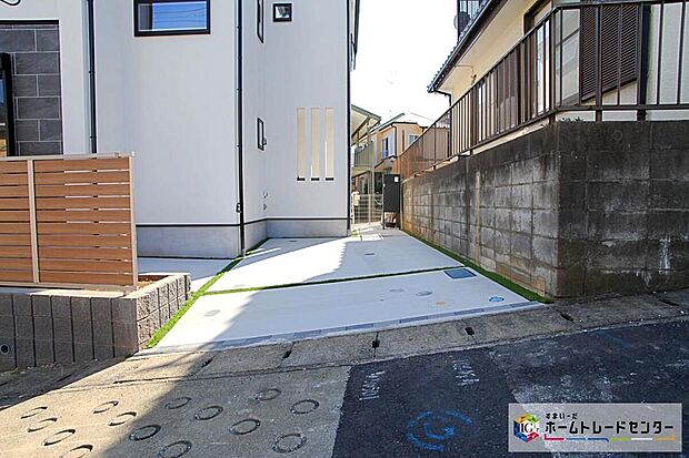 【駐車場】カースペースは嬉しいコンクリート仕上げとなっております。雨の日も足元を気にせず外出できます。自転車を置く際も快適です♪