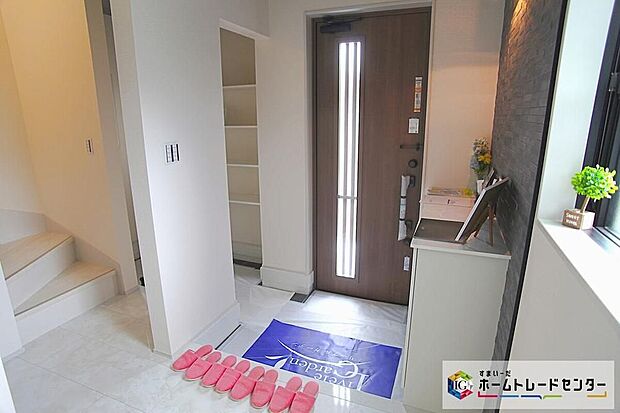 【玄関】家の中でお客様を迎える最初の場所である玄関は、家の印象そのものです！豊富な玄関収納で、常に綺麗に保つことが出来ます♪