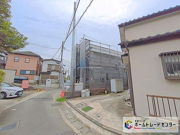 【前面道路含む現地写真】暮らしやすい、穏やかな雰囲気漂う街並みです☆「八朔幼稚園」まで徒歩6分、「山下みどり台小学校」まで徒歩8分。子育て環境良好です♪
