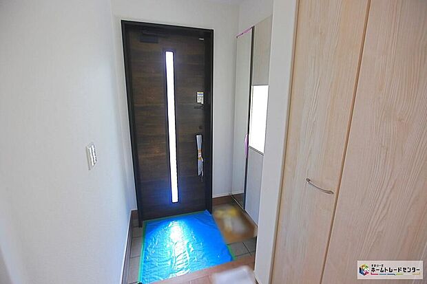【☆ 玄関 ☆】コの字型の玄関収納を採用。多くの靴を収納できる上、飾り棚を利用して、お越しいただくお客様をおもてなしできます。