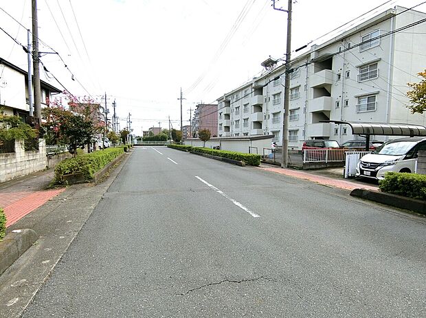 前面は歩道ありの14m道路、車通りも多くなく、閑静な住宅街になります。