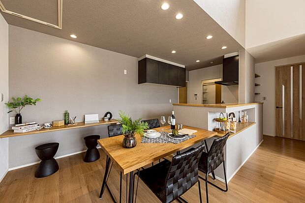 【 現地モデルハウス内観】キッチン＆ダイニングの横並びレイアウトが映えます。人気の配置です。