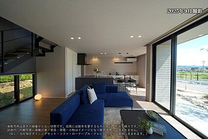 リビング西側より東に向いた内観写真です。