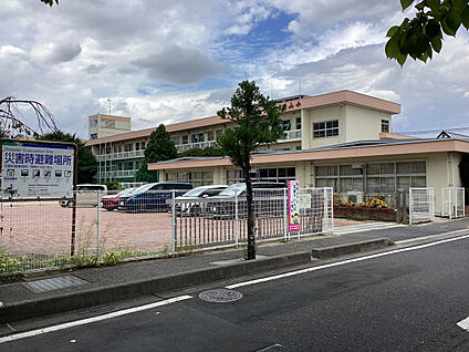 郡山市立芳山小学校 現地から950m。(徒歩12分。)