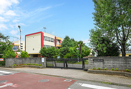 鴻巣北小学校 現地から880m～900m。(徒歩11分～12分。)