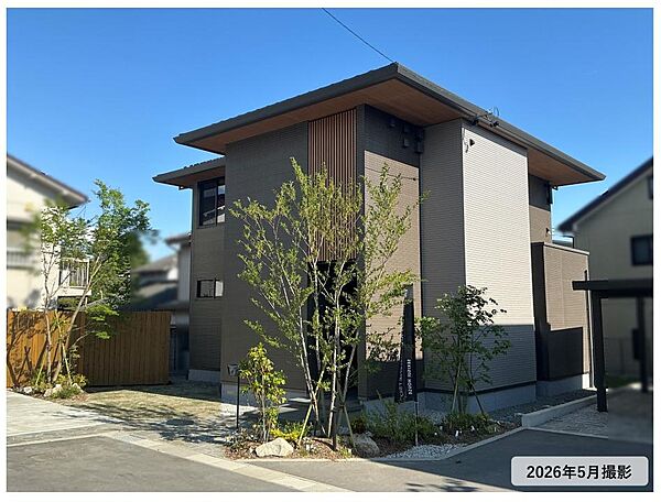 【外観デザイン】軒裏水平ラインを強調した寄棟屋根に縦格子をあしらい、タテとヨコを意識した外観デザインです。外壁には、陶版外壁「ベルバーン」を採用。住まうほどに愛着を深める邸宅です。