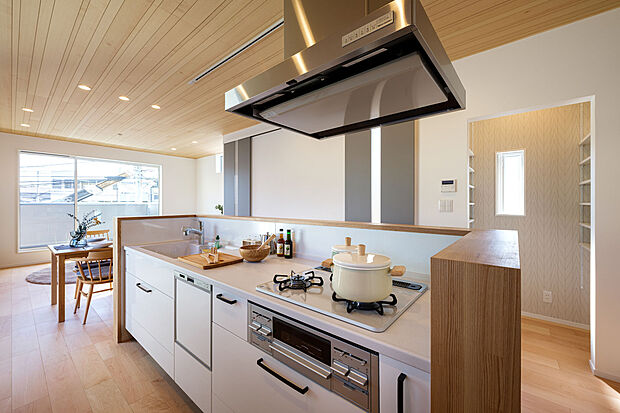 【内観施工例(キッチン)】LDKはキッチンをセンターにすることでダイニング、スタディースペース、リビングなど、家族がどこに居ても会話が弾む空間になりました。