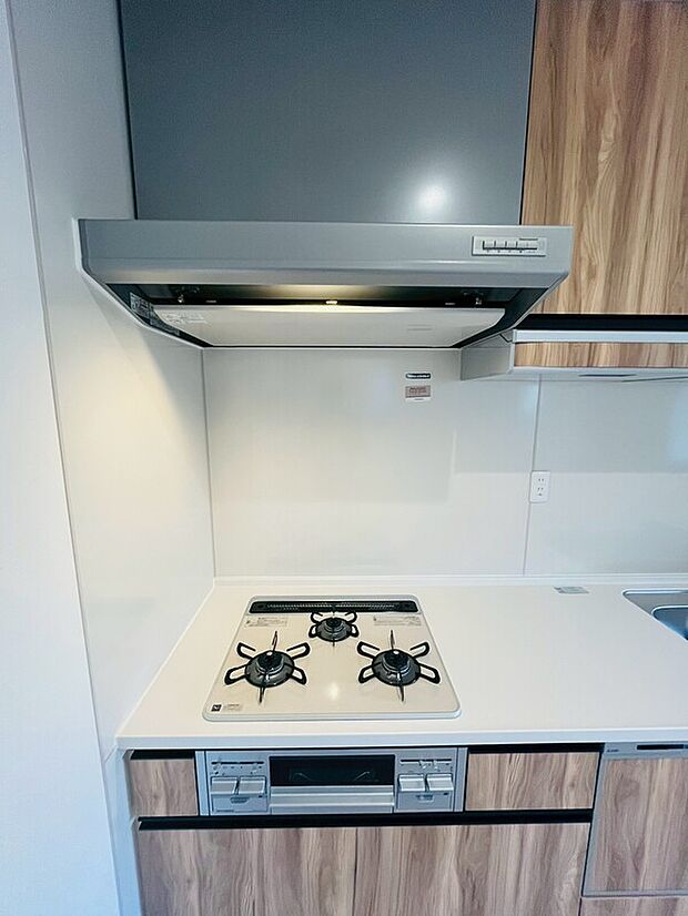 【三口ガスコンロ】やっぱりガスコンロがお料理しやすい、という方も多いのでは?三口コンロは同時進行で調理ができ、効率的。