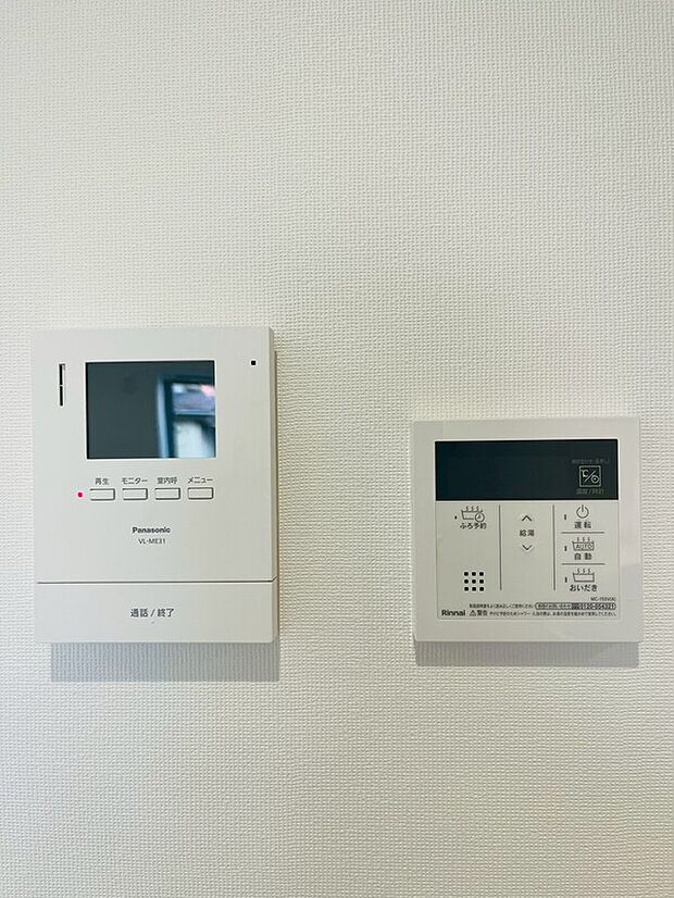 【モニタ付きインターホン】来客時に姿を確認できるモニタ付きのインターホンです。