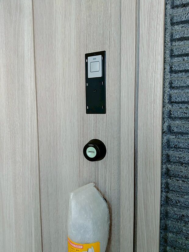 【LIXILスマートキー】スマートキー採用!たくさんの荷物で手が塞がっているときでも、楽に開錠できます♪