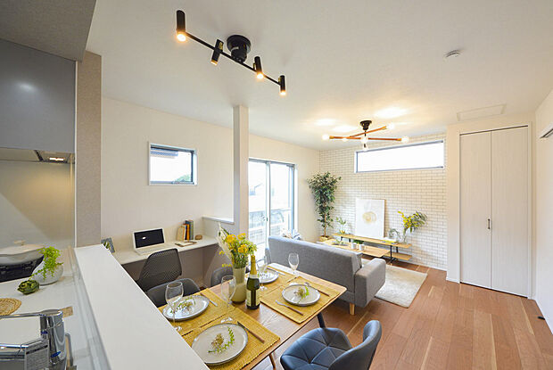 LDK（当社施工例）リビング内にカウンターを設けお子様の勉強やワークスペースにも便利です♪※イメージの為実際と異なる場合があります。