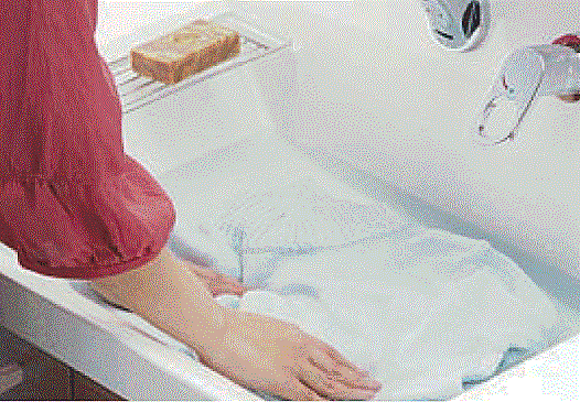 【洗面台（当社施工例）】広々平らな底面なので、つけ置き洗いなど家事でも大活躍します。※イメージのため実際と異なる場合があります。