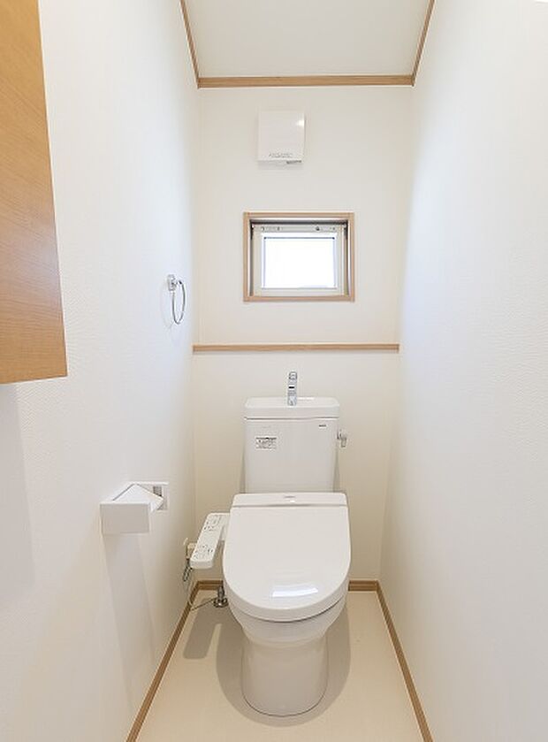 【2階トイレ（当社施工例）】フチなし形状で掃除も楽々。※イメージのため実際と異なる場合があります。