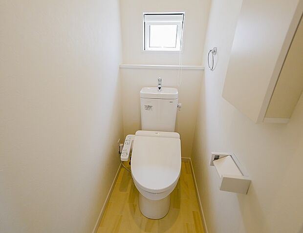 【2階トイレ（当社施工例）】フチなし形状で掃除も楽々。※イメージの為実際と異なる場合があります。