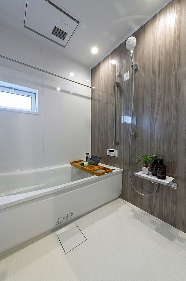 【浴室（当社施工例）】保温浴槽で快適さと省エネを両立。浴室換気暖房乾燥機付きでいつまでも快適に。※イメージのため実際と異なる場合があります。