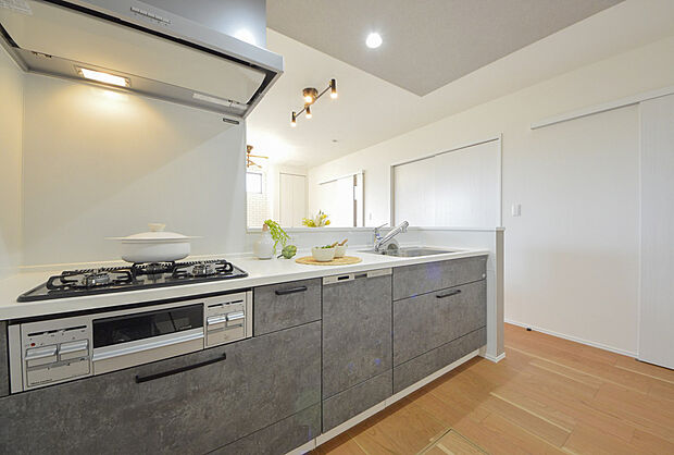 【キッチン（当社施工例）】キッチンキャビネットは収納抜群！サイレントレールで閉まる直前に引き出しをゆっくり引き込み、静かに閉まるダンパー機構付きレール。※イメージの為実際と異なる場合があります。