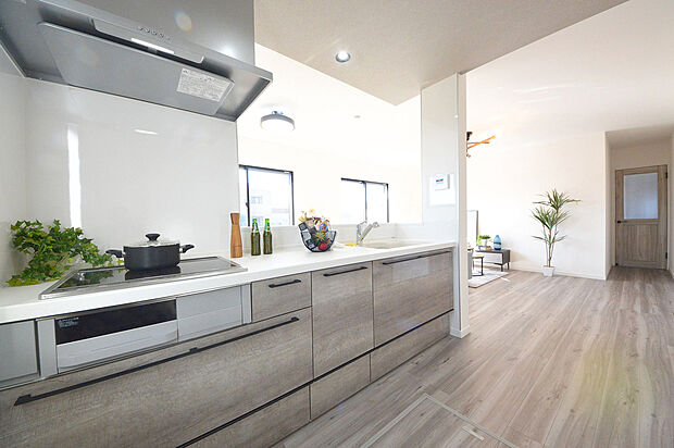 【キッチン（４号棟）】キッチンキャビネットは収納抜群です。