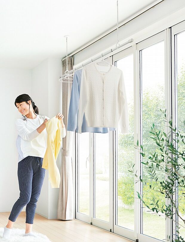 【ハンギングバー（イメージ画像）】2階ホールにハンギングバーを設け、スペースの有効利用。天候を気にせずに洗濯物が干せるので便利です。※イメージの為実際と異なる場合があります。