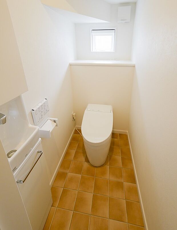 【1階トイレ　（当社施工例）】トイレに近づくと自動でふたが開き、離れると閉まるオート開閉。使用後は自動で便器洗浄。毎日使うトイレだから想像以上に快適です。※イメージの為実際と異なる場合があります。