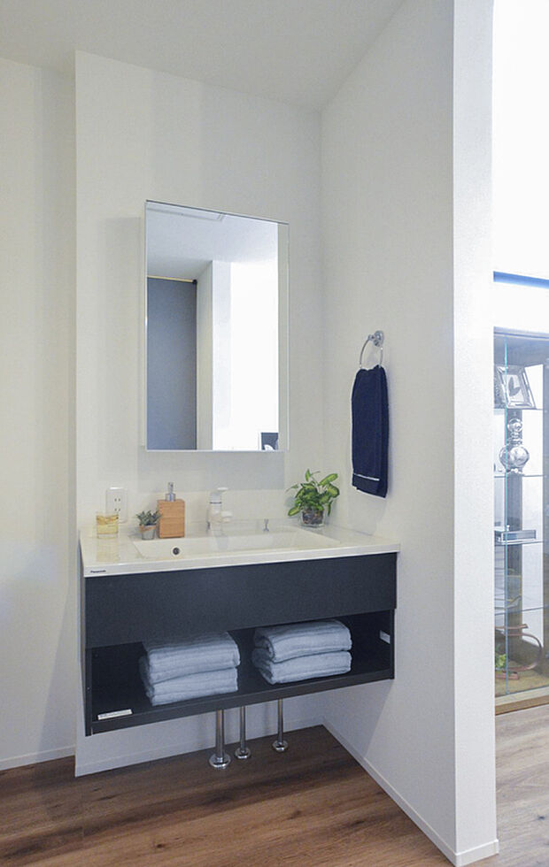 【洗面化粧台(当社施工例)】玄関ホールから直接使える洗面台。1・2階に洗面台があるのは想像以上に便利です♪※イメージの為実際と異なる場合があります。