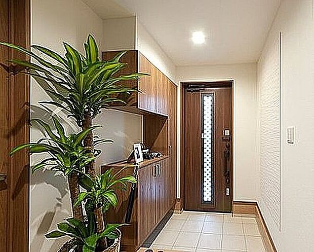 【玄関収納(当社施工例)】煩雑になりがちな玄関周りもコの字型収納でたっぷり収納できます。家族の写真などを飾って家族が早く帰りたくなる玄関に♪※イメージのため実際と異なる場合があります。