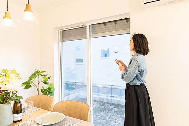 【シャッター（仕様）】室内からサッシを閉めたままワンタッチ操作で開閉が可能で室内の冷気や暖気を逃さず省エネにも貢献。また虫の出入りも防げるので家族も嬉しい仕様です。※イメージのため実際と異なる場合があります。
