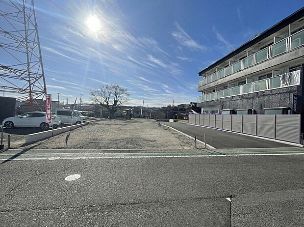 JR学研都市線「大住」駅まで徒歩3分。毎日の通勤・通学はもちろん、京田辺・松井山手・大阪方面への移動にも便利な、駅近の分譲地です。