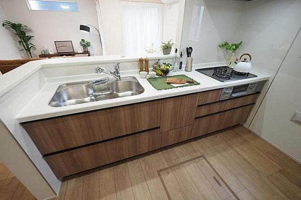 リビングダイニングと繋がるセミオープン仕様のシステムキッチン