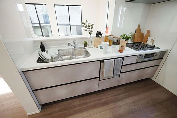 リビングダイニングと繋がるセミオープン仕様のシステムキッチン（小物類はCG加工してあります）