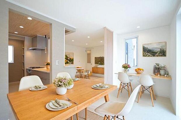 【リビングダイニング】（室内レイアウトの参考／家具・小物類はCG加工しております ）