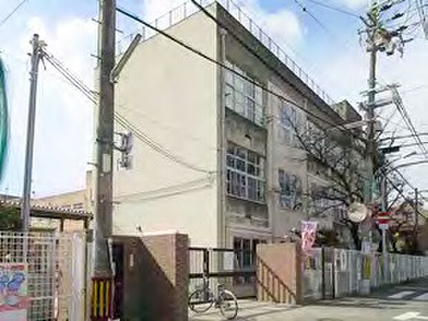 【東大阪市立楠根小学校まで徒歩約8分(約635m)】6年間の通学の負担が少ない距離で、送り出すご家族も安心です。楠根中学校エリアの小学校同士、小中一貫教育への取り組みもあり、スムーズな進学をサポート。