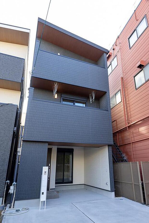 【外観/当社施工例】片流れ屋根など、落ち着いた都会的な佇まいに木目の軒天がアクセントに。食器洗い乾燥機など、様々な快適設備が標準装備です。/建物価格2340万、建物面積117.44m2、4LDK