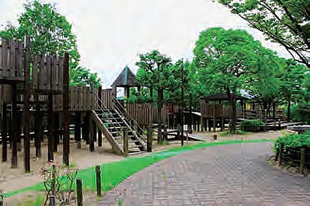 【公園が徒歩圏内に点在】お子さまがのびのび遊んだり、ご家族揃って四季の景観やピクニックを楽しめる大型公園も徒歩圏内。気軽にリフレッシュでき、充実の休日をお過ごしいただけます。/元浜緑地 徒歩約15分