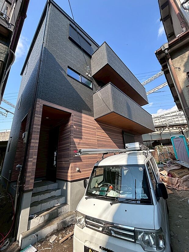 【外観】現地では順調に工事が進んでおり、外観が外から確認いただけるようになりました。駐車スペースは1台分。阪神高速が利用しやすく、車での通勤やお出掛けも便利です。/2026年1月撮影