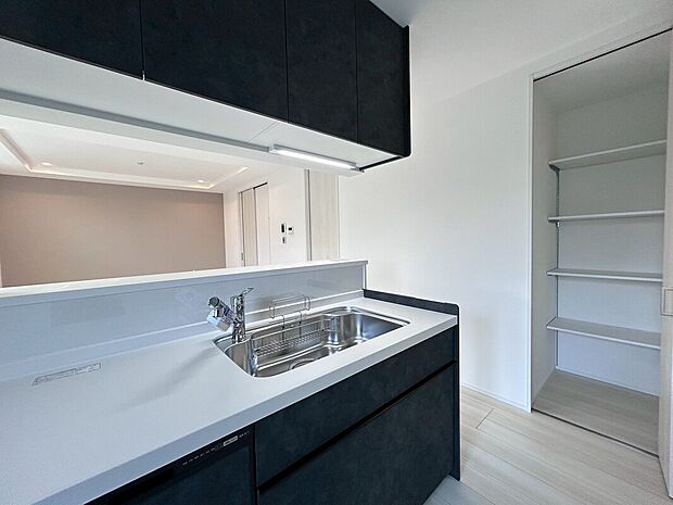 【快適設備が標準装備】食器洗い乾燥機や浄水器付き水栓を備えたキッチン、タッチキー玄関など、暮らしや家事の時短を支える設備仕様が標準装備。収納スペースも充実しています。/2026年1月撮影