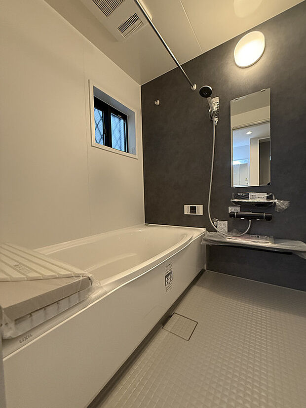 【【浴室/浴室乾燥暖房機】】・浴室乾燥暖房機が付いています。カビの原因となる水や湿気も換気＋温風ですばやく取り除くことができるのでカビ対策にも効果的です。
・ラクラクお手入れの、くるりんポイ排水口や、サーモフロア、キレイドア、エコシャワーやサーモバスなど、嬉しい設備が充実した浴室です。