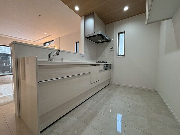 【【1階キッチン/1号地】】対面キッチンからリビングやダイニングへ視界が広がり、開放感に包まれます。キッチン前にダイニングテーブルを配置すれば、お料理の配膳やお片付けがスムーズです。