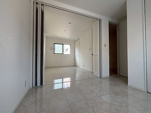 【【2階約4.5帖洋室/1号地】】2階洋室は全てクローゼット付き×2面採光。南側の洋室は可動間仕切りを開放することで10帖超の大空間に。お子様の成長など、ライフスタイルの変化に応じて手軽に間取り変更いただけます。